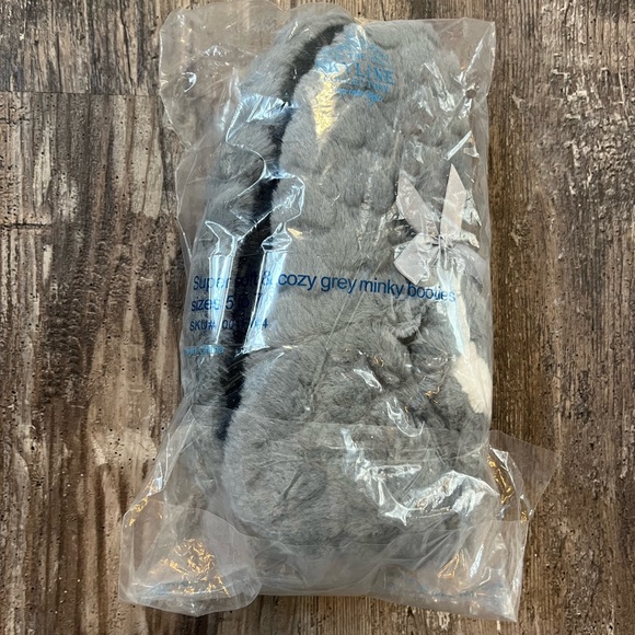 Skyline Collection Fuzzy Slipper Boots Grey New In Package Size 5-7 - Picture 3 of 7